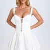 Abito mini con corsetto allacciato e pieghe a puntino Analise in bianco Abito mini con corsetto allacciato e pieghe a puntino Analise in bianco