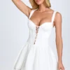 Abito mini con corsetto allacciato e pieghe a puntino Analise in bianco Abito mini con corsetto allacciato e pieghe a puntino Analise in bianco