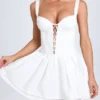 Abito mini con corsetto allacciato e pieghe a puntino Analise in bianco Abito mini con corsetto allacciato e pieghe a puntino Analise in bianco