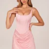 Abito mini drappeggiato con allacciatura Lia in rosa cipria Abito mini drappeggiato con allacciatura Lia in rosa cipria