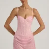Abito mini drappeggiato con decorazioni semi-trasparente Connie in rosa Abito mini drappeggiato con decorazioni semi-trasparente Connie in rosa