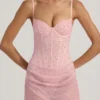 Abito mini drappeggiato con decorazioni semi-trasparente Connie in rosa Abito mini drappeggiato con decorazioni semi-trasparente Connie in rosa