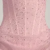 Abito mini drappeggiato con decorazioni semi-trasparente Connie in rosa Abito mini drappeggiato con decorazioni semi-trasparente Connie in rosa
