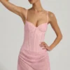 Abito mini drappeggiato con decorazioni semi-trasparente Connie in rosa Abito mini drappeggiato con decorazioni semi-trasparente Connie in rosa