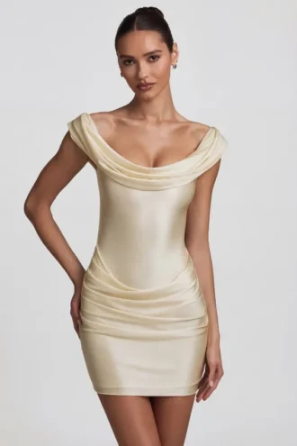 Abito mini drappeggiato con spalle scoperte in raso Maeve, colore avorio