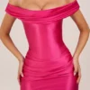 Abito mini drappeggiato con spalle scoperte in raso Maeve, colore rosa shocking