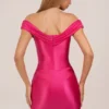 Abito mini drappeggiato con spalle scoperte in raso Maeve, colore rosa shocking