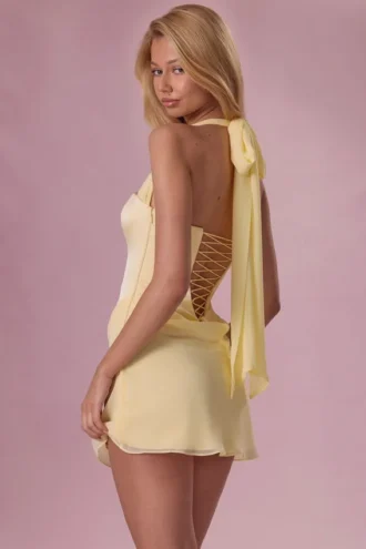 Abito mini drappeggiato in raso Nola in giallo burro