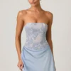 Abito mini drappeggiato senza spalline con decorazioni Eden in azzurro