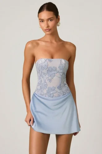 Abito mini drappeggiato senza spalline con decorazioni Eden in azzurro