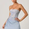 Abito mini drappeggiato senza spalline con decorazioni Eden in azzurro