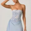 Abito mini drappeggiato senza spalline con decorazioni Eden in azzurro
