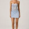 Abito mini drappeggiato senza spalline con decorazioni Eden in azzurro