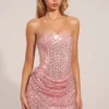Abito mini drappeggiato senza spalline con decorazioni Mellie in rosa cipria