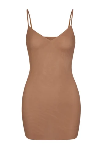 Abito mini intimo in morbida rete con scollo a V, color miele