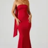 Abito senza spalline con dettaglio a sciarpa Mandi in rosso scarlatto Abito senza spalline con dettaglio a sciarpa Mandi in rosso scarlatto