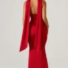 Abito senza spalline con dettaglio a sciarpa Mandi in rosso scarlatto Abito senza spalline con dettaglio a sciarpa Mandi in rosso scarlatto