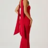 Abito senza spalline con dettaglio a sciarpa Mandi in rosso scarlatto Abito senza spalline con dettaglio a sciarpa Mandi in rosso scarlatto