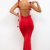 Aldona Abito da sera in jersey elasticizzato con dettagli a rosa in rosso scarlatto Aldona Abito da sera in jersey elasticizzato con dettagli a rosa in rosso scarlatto