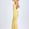 Aldona Abito lungo in jersey elasticizzato con applicazioni floreali in giallo pastello Aldona Abito lungo in jersey elasticizzato con applicazioni floreali in giallo pastello