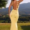 Aldona Abito lungo in jersey elasticizzato con applicazioni floreali in giallo pastello Aldona Abito lungo in jersey elasticizzato con applicazioni floreali in giallo pastello