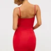 Aniela Abito corto in jersey elasticizzato con dettagli a rose in rosso scarlatto Aniela Abito corto in jersey elasticizzato con dettagli a rose in rosso scarlatto
