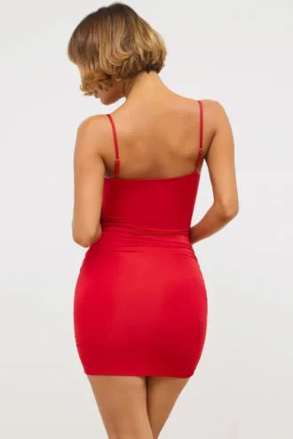 Aniela Abito corto in jersey elasticizzato con dettagli a rose in rosso scarlatto Aniela Abito corto in jersey elasticizzato con dettagli a rose in rosso scarlatto
