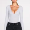 Body a maniche lunghe con scollo profondo in modal a coste Verity, colore grigio Body a maniche lunghe con scollo profondo in modal a coste Verity, colore grigio