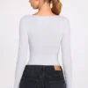 Body a maniche lunghe con scollo profondo in modal a coste Verity, colore grigio Body a maniche lunghe con scollo profondo in modal a coste Verity, colore grigio