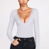 Body a maniche lunghe con scollo profondo in modal a coste Verity, colore grigio Body a maniche lunghe con scollo profondo in modal a coste Verity, colore grigio