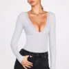 Body a maniche lunghe con scollo profondo in modal a coste Verity, colore grigio Body a maniche lunghe con scollo profondo in modal a coste Verity, colore grigio