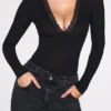 Body a maniche lunghe con scollo profondo in modal a coste Verity, colore nero Body a maniche lunghe con scollo profondo in modal a coste Verity, colore nero