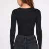 Body a maniche lunghe con scollo profondo in modal a coste Verity, colore nero Body a maniche lunghe con scollo profondo in modal a coste Verity, colore nero