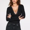 Body a maniche lunghe con scollo profondo in modal a coste Verity, colore nero Body a maniche lunghe con scollo profondo in modal a coste Verity, colore nero