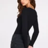Body a maniche lunghe con scollo profondo in modal a coste Verity, colore nero Body a maniche lunghe con scollo profondo in modal a coste Verity, colore nero