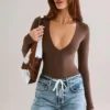 Body a maniche lunghe con scollo profondo in modal Elodie, color cioccolato Body a maniche lunghe con scollo profondo in modal Elodie, color cioccolato