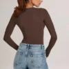 Body a maniche lunghe con scollo profondo in modal Elodie, color cioccolato Body a maniche lunghe con scollo profondo in modal Elodie, color cioccolato