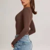 Body a maniche lunghe con scollo profondo in modal Elodie, color cioccolato Body a maniche lunghe con scollo profondo in modal Elodie, color cioccolato