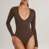 Body a maniche lunghe con scollo profondo in modal Elodie, color cioccolato Body a maniche lunghe con scollo profondo in modal Elodie, color cioccolato