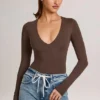 Body a maniche lunghe con scollo profondo in modal Elodie, color cioccolato Body a maniche lunghe con scollo profondo in modal Elodie, color cioccolato