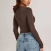Body a maniche lunghe con scollo profondo in modal Elodie, color cioccolato Body a maniche lunghe con scollo profondo in modal Elodie, color cioccolato