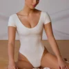 Body con pannelli e schiena scoperta in bianco tenue Body con pannelli e schiena scoperta in bianco tenue