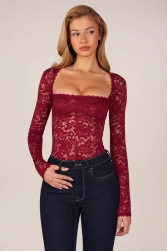 Body con pizzo a maniche lunghe Letizia in rosso ciliegia