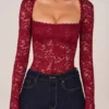 Body con pizzo a maniche lunghe Letizia in rosso ciliegia Body con pizzo a maniche lunghe Letizia in rosso ciliegia