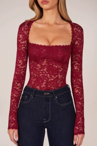Body con pizzo a maniche lunghe Letizia in rosso ciliegia