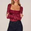 Body con pizzo a maniche lunghe Letizia in rosso ciliegia Body con pizzo a maniche lunghe Letizia in rosso ciliegia