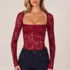 Body con pizzo a maniche lunghe Letizia in rosso ciliegia Body con pizzo a maniche lunghe Letizia in rosso ciliegia