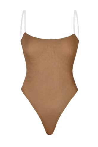 Body intimo in morbida rete con tanga e spalline invisibili, colore mandorla