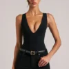 Body Rumi con scollo profondo e collo all’americana in nero Body Rumi con scollo profondo e collo all’americana in nero