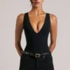 Body Rumi con scollo profondo e collo all’americana in nero Body Rumi con scollo profondo e collo all’americana in nero